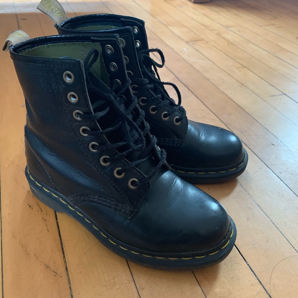 VERY WELL Used Vegan Dr Marten Boots